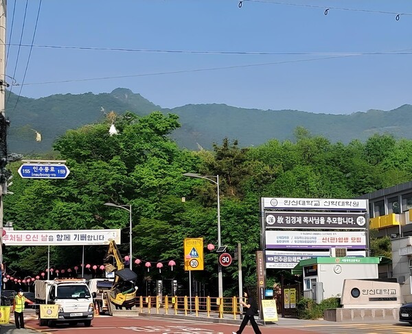 5월8일 서울 수유리 한신대 신학대학원 앞 풍경.김경재 교수 추모현수막이 학교 교문에 걸려 있고,화계사로 올라가는 골목길에는 한신대 신학대학원 학생회에서 내건 “부처님 오신 날을 함께 기뻐합니다” 현수막이 걸려있