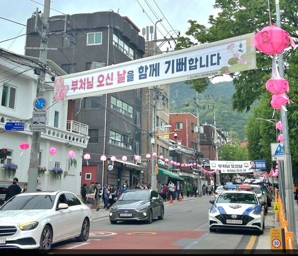 한신대 신학대학원 학생회에서 내건 “부처님 오신 날을 함께 기뻐합니다” 현수막.이상철 원장 제공.