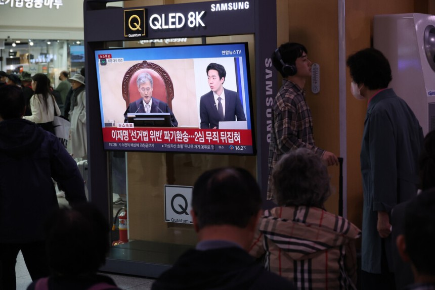 이재명 더불어민주당 대선 후보의 공직선거법 위반 혐의를 유죄 취지로 대법원 전원합의체가 파기환송 판결한 지난 1일 오후 서울 중구 서울역에서 시민들이 조희대 대법원장이 판결하는 모습을 생중계 방송으로 지켜보고 있다.