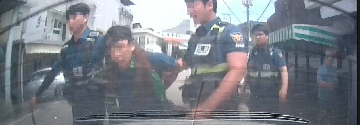 지난해 8월1일 중증 발달장애를 지닌 김준우(가명·가운데)씨가‘뒷수갑’을 찬 채로 경찰에 현행범 체포되고 있다.김씨 가족 제공