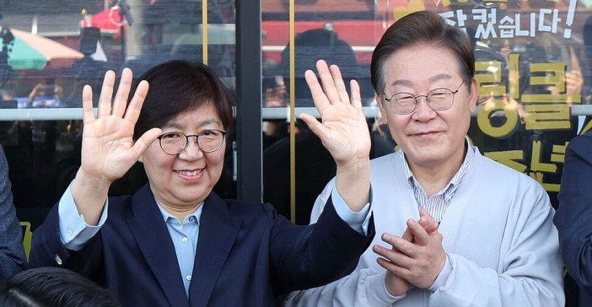 지난 7일 이재명 민주당 대선후보와 함께 전북 진안군을 찾은 정은경 총괄선거대책위원장. 연합뉴스