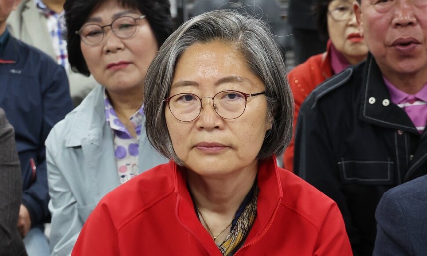 제22대 국회의원선거 수원정에 출마한 국민의힘 이수정 후보가 2024년 4월10일 오후 경기도 수원시 영통구 선거사무소에서 개표방송을 보고 있다. 연합뉴스