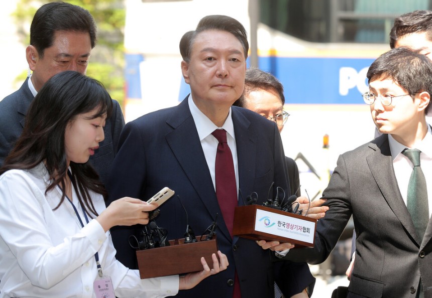 내란 우두머리 혐의로 재판에 넘겨진 윤석열 전 대통령이 12일 오전 서울 서초구 서울중앙지법에서 열린 세 번째 공판에 출석하고 있다. 사진공동취재단