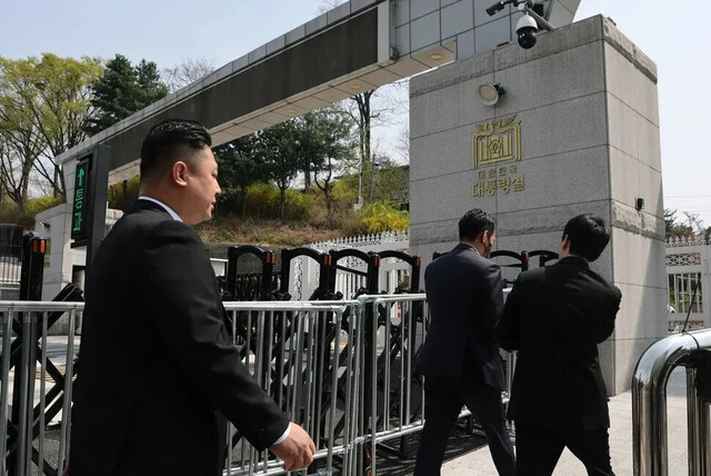 4월16일 대통령실 압수수색을 시도 중인 경찰이 서울 용산 대통령실 청사 민원실 출입구로 들어서고 있다.대통령실사진기자단