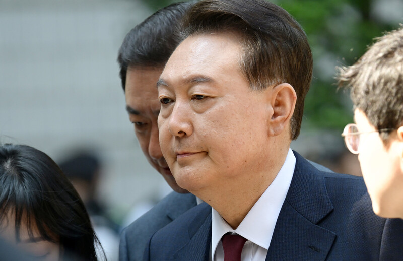 윤석열 전 대통령이 12일 서울 서초구 중앙지방법원에서 열린 내란 우두머리 혐의,직권남용 권리행사방해 혐의 사건 3차 공판에 출석하고 있다.사진공동취재단