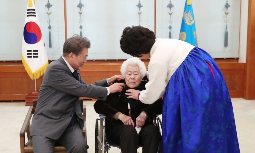 2018년 1월4일 이옥선 할머니가 청와대를 방문해 문재인 대통령을 만났을 했을 때의 모습.청와대 제공
