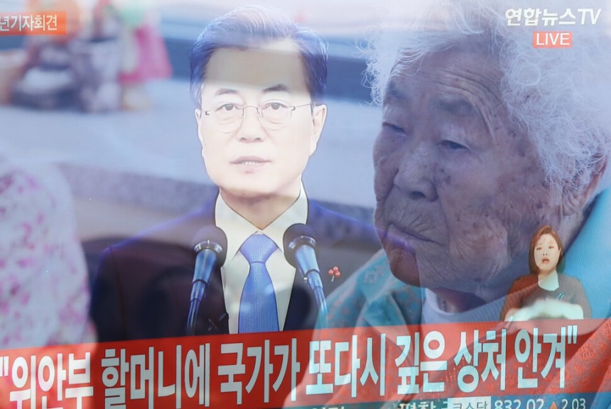 2018년 1월10일 경기도 광주시 나눔의집에서 일본군‘위안부’피해자 이옥선 할머니가 문재인 대통령 신년 기자회견을 시청하고 있다.연합뉴스