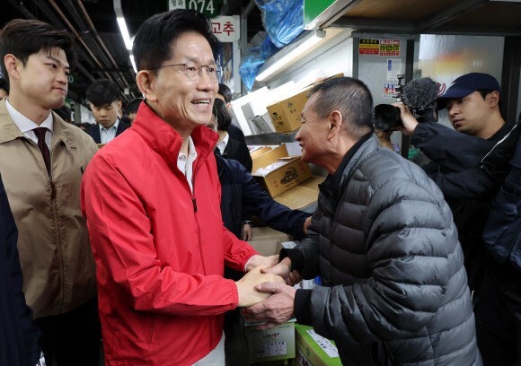 제21대 대통령 선거 공식 선거운동 첫날인 12일 김문수 국민의힘 대통령 후보가 서울 송파구 가락시장을 방문해 시장들과 인사하고 있다. 연합뉴스