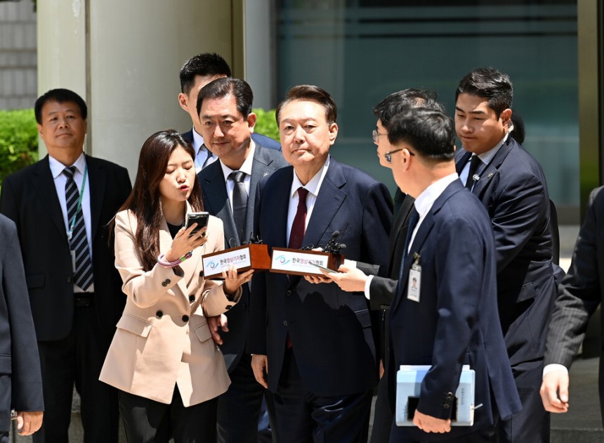 윤석열 전 대통령이 12일 서울중앙지방법원에서 열린 내란 우두머리 혐의,직권남용 권리행사방해 혐의 사건 3차 공판에서 오전 재판 종료 후 식사를 위해 나서다 취재진의 질문에 묵묵부답으로 일관하고 있다.사진공동취재