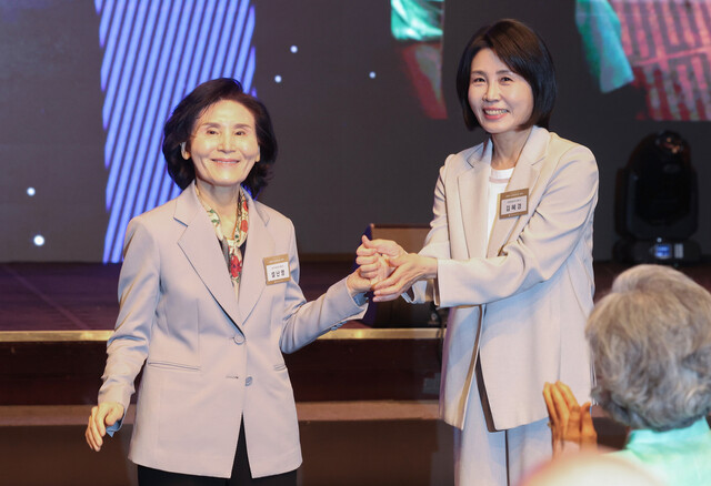김문수 국민의힘 대통령 후보의 부인 설난영씨(왼쪽)와 이재명 더불어민주당 대통령 후보의 부인 김혜경씨가 12일 서울 중구 신라호텔에서 열린 중앙신도회 창립 70주년 기념식에서 손을 맞잡고 있다. 연합뉴스