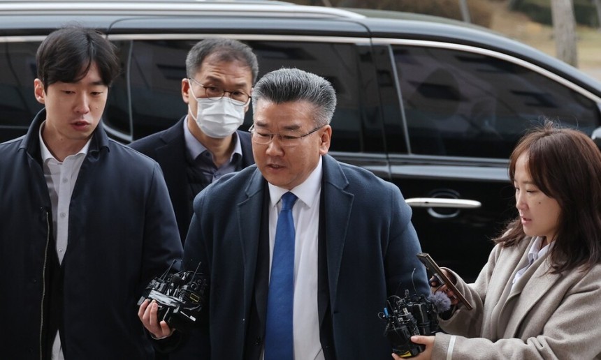 전현희 전 국민권익위원장에 대한 ‘표적 감사’ 주도 의혹을 받는 유병호 감사원 감사위원(당시 사무총장)이 2023년 12월9일 오전 경기도 과천시 고위공직자범죄수사처(공수처)에 도착해 취재진의 질문을 받고 있다. 당