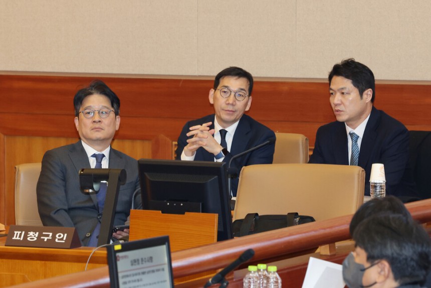 지난 2월24일 헌법재판소에서 열린 검사 탄핵심판 2차 변론기일에 출석한 이창수 서울중앙지검장(왼쪽부터), 조상원 중앙지검 4차장, 최재훈 중앙지검 반부패수사2부장이 피청구인석에 앉아 있다. 이들은 ‘도이치모터스 주