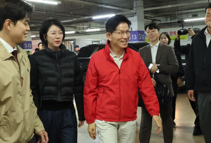 김문수 국민의힘 대통령 후보가 제21대 대통령선거 공식 선거운동 첫날인 12일 오전 서울 송파구 가락시장에 도착해 배현진 의원과 시장 방문을 하고 있다. 공동취재사진