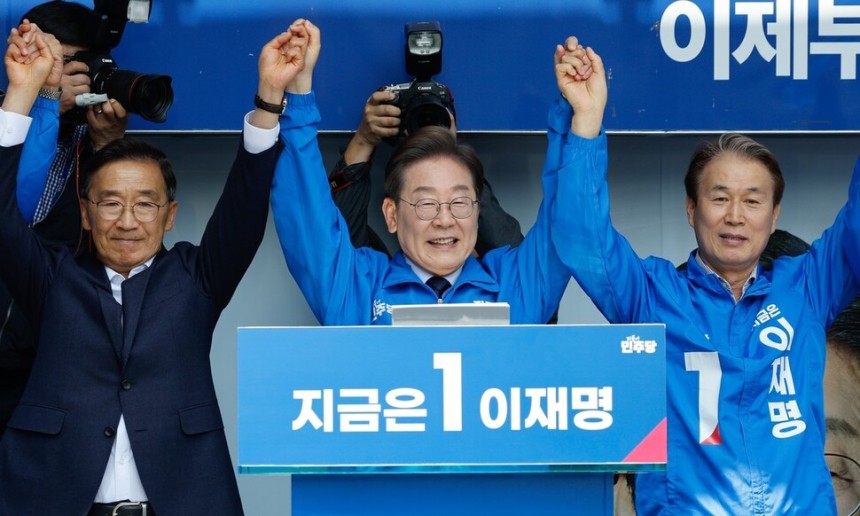 이재명 더불어민주당 대통령 후보가 공식 선거운동 이틀째를 맞은 13일 집중 유세를 위해 경북 구미역 광장을 찾아 권오을 국민대통합위원장, 장세용 전 구미시장 등과 지지를 호소하고 있다. 공동취재사진