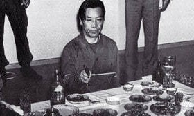 1979년 11월7일 밧줄에 묶인 김 부장이 권총을 든 채 박 전 대통령 시해 장면을 재현하고 있다. 사진 80보도사진연감