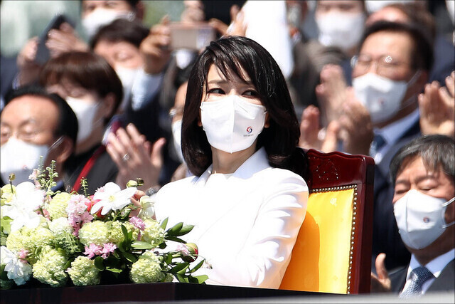 윤석열 전 대통령 배우자 김건희 여사가 2022년 5월10일 국회에서 열린 제20대 대통령 취임식에서 박수를 치고 있다. 국회사진기자단