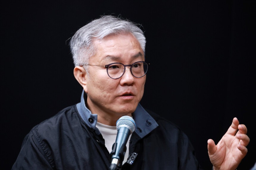 최강욱 전 더불어민주당 의원은 “사법부를 선출하지 않는 이유는 선거를 통해 다수파가 집권하는 행정·입법부와 달리 소수파의 권리와 기본권을 지키라는 취지인데, 지금 사법부가 본분을 잊고 있다”고 말했다. 인터뷰는 지난