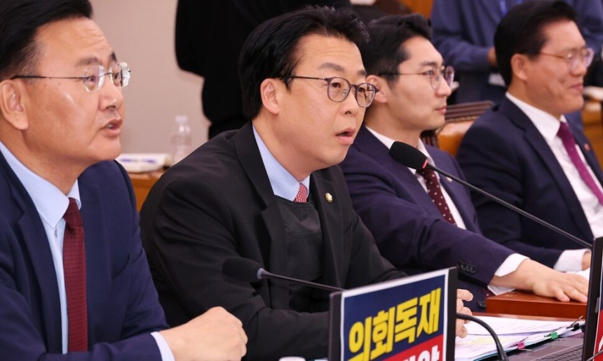 14일 국회에서 법제사법위원회 전체회의에서 방탄복을 입고 참석한 국민의힘 곽규택 의원이 방탄복을 입고 발언하고 있다. 연합뉴스