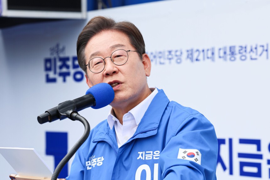 더불어민주당 이재명 대선 후보가 14일 경남 창원시 상남분수광장에서 열린 집중 유세에서 지지를 호소하고 있다. 공동취재사진
