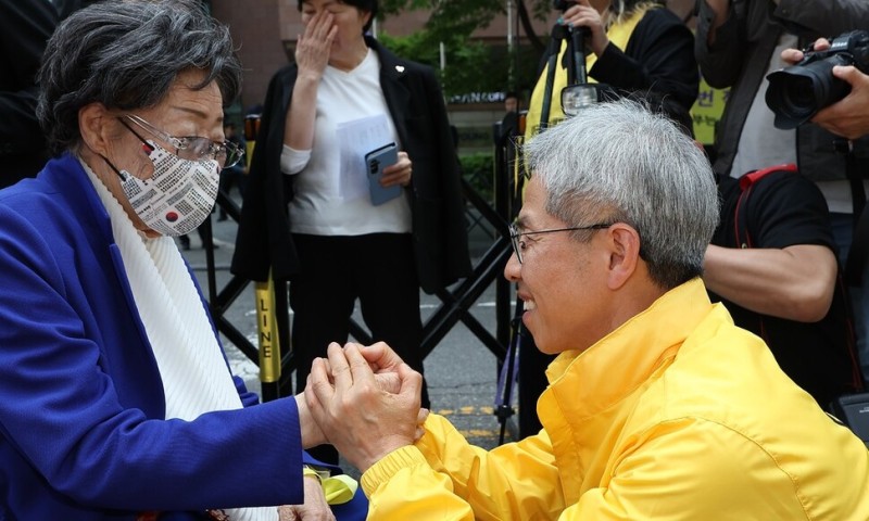 수요시위 찾아간 권영국 “일본 사죄 꼭 받아낼 것”