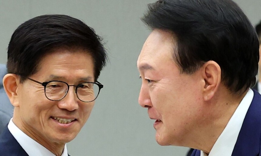 윤석열 당시 대통령이 지난해 8월 30일 김문수 고용노동부 장관에게 임명장을 수여하는 모습. 연합뉴스