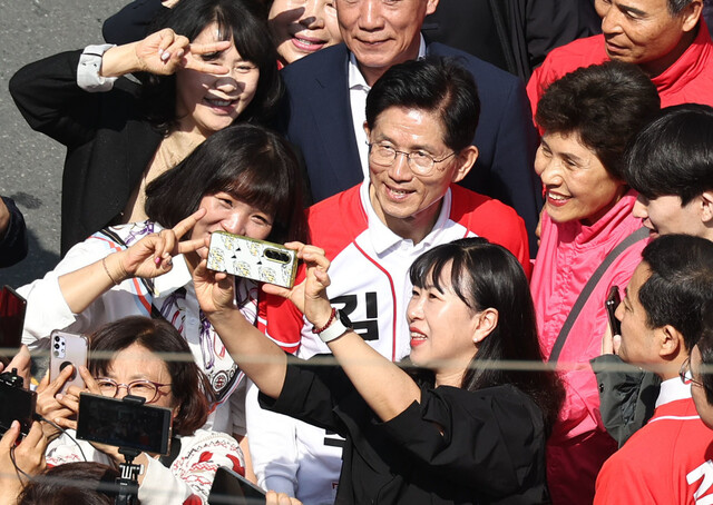 김문수 국민의힘 대통령 후보가 14일 오전 경남 진주시 진주대로 광미사거리에서 열린 선거유세를 마치고 시민들과 인사하고 있다. 윤운식 선임기자 yws@hani.co.kr