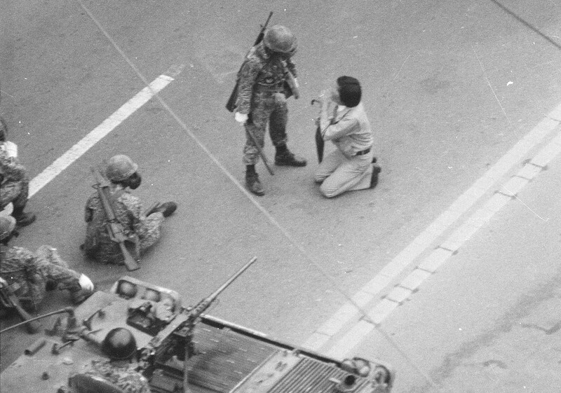 1980년 5·18 민주화운동 당시 계엄군에 붙잡힌 한 시민이 빌고 있다. 5·18진상규명조사위원회 제공