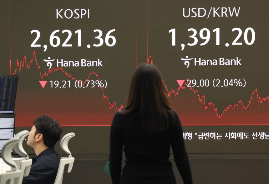 15일 서울 중구 하나은행 본점 딜링룸 현황판. 연합뉴스