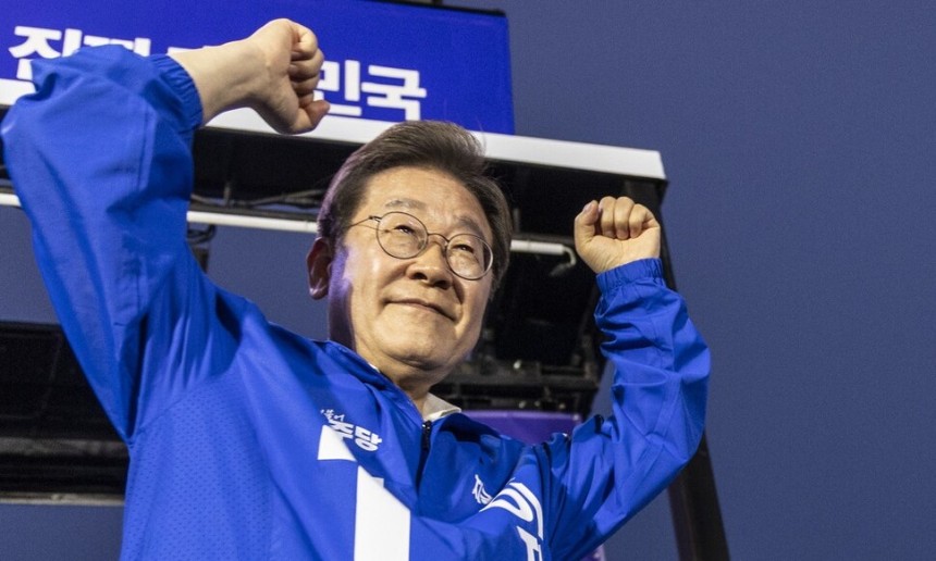 이재명 더불어민주당 대통령 후보가 15일 전남 목포시 평화광장 원형상가 앞에서 열린 유세에서 연설을 마친 뒤 손을 들어 시민들에게 인사하고 있다. 연합뉴스