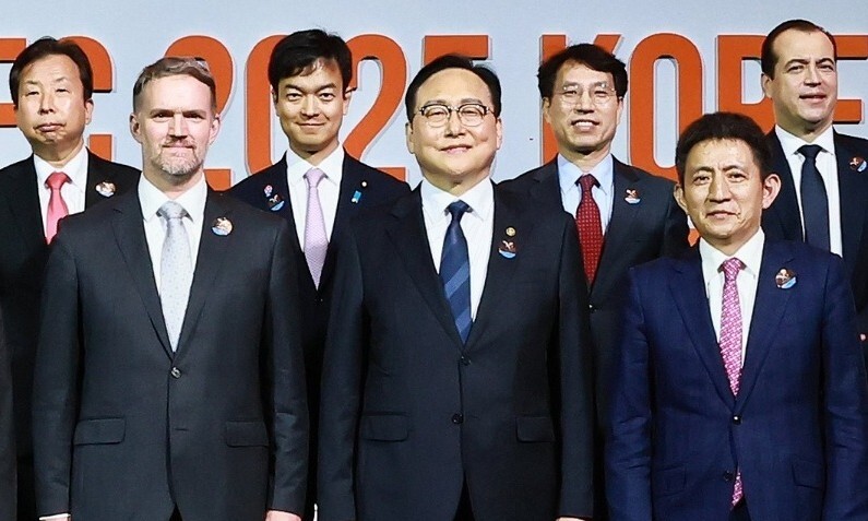 지난 15일 제주 서귀포시 제주국제컨벤션센터에서 열린 APEC 통상장관회의 개회식에서 정인교 산업통상자원부 통상교섭본부장이 제이미슨 그리어 미국 무역대표부(USTR) 대표(앞줄 왼쪽), 리청강 중국 상무부 국제무역담