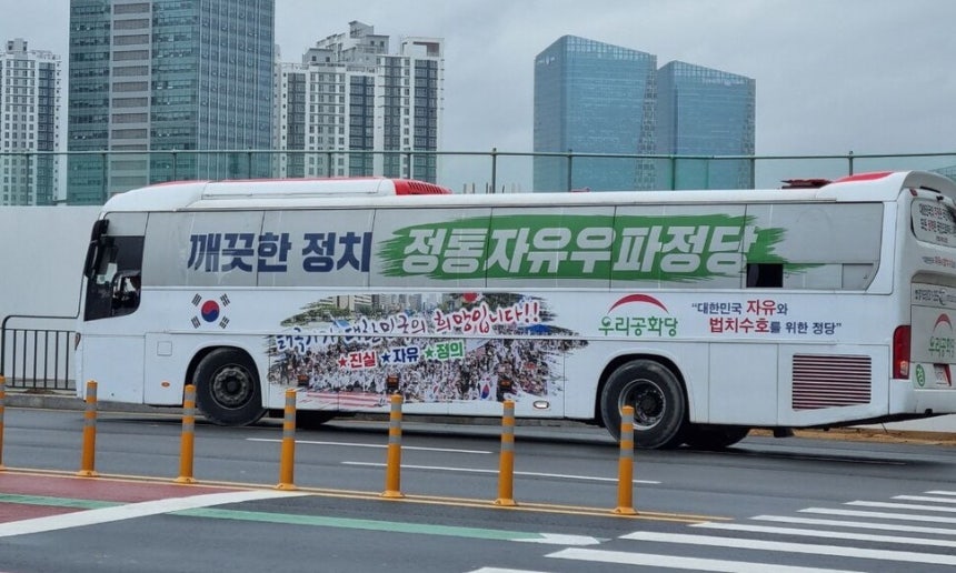 16일 김문수 후보 동탄 유세 현장 근처에서 대기하는 우리공화당 버스 사진. 전광준 기자 light@hani.co.kr