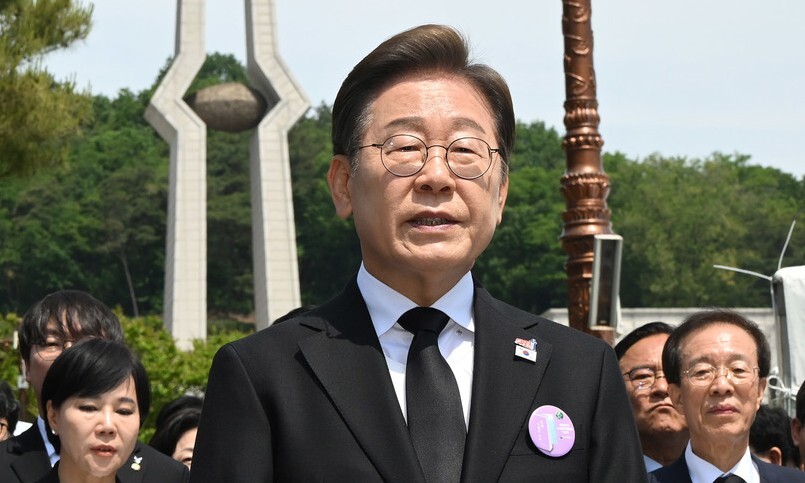 이재명 더불어민주당 대통령 후보가 18일 광주 북구 국립 5·18민주묘지에서 열린 ‘제45주기 5·18 민주화운동기념식’에 참석한 뒤 취재진의 질문에 답변하고 있다. 국회사진기자단