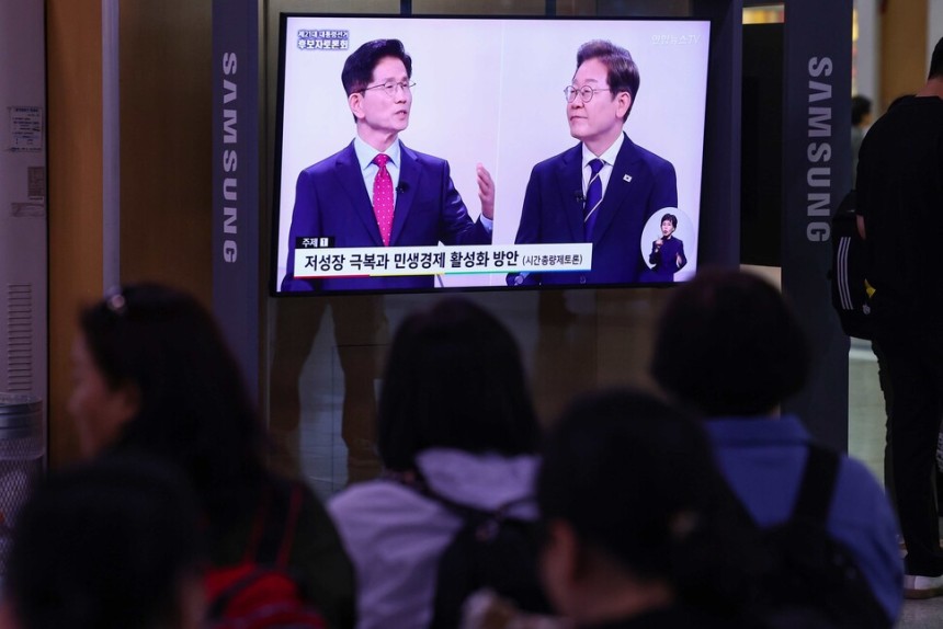 18일 서울역 대합실에서 시민들이 제21대 대선 1차 후보자 토론회 중계방송을 지켜보고 있다. 연합뉴스