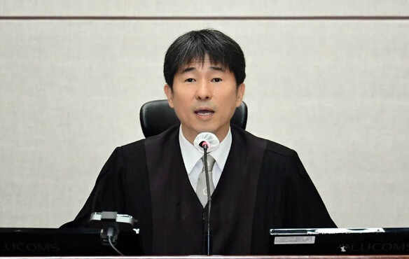 지귀연 부장판사가 지난달 21일 오전 서울 서초구 서울중앙지법 417호 법정에서 열린 윤석열 전 대통령의 내란 우두머리 혐의 재판을 하기 전 언론 공개에 대해 발언을 하고 있다. 사진공동취재단