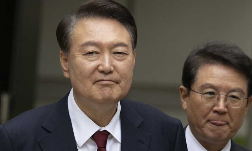 윤석열 전 대통령이 19일 정오 서울 서초구 중앙지방법원에서 열린 내란 우두머리 혐의, 직권남용 권리행사방해 혐의 사건 4차 공판의 오전 재판 종료 후 점심 식사를 위해 나서며 취재진의 질문을 받고 있다. 사진공동취