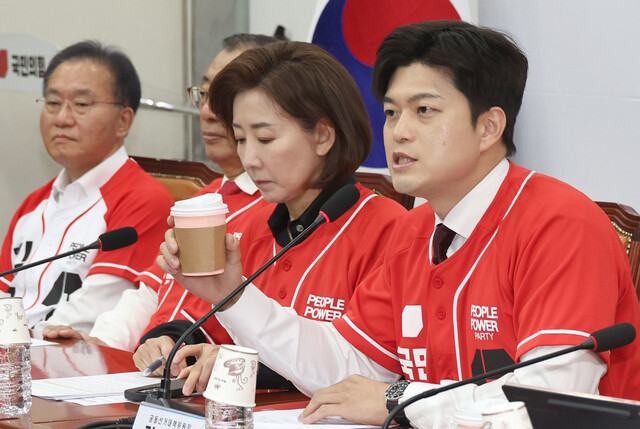 김용태 국민의힘 비상대책위원장이 19일 오전 국회에서 열린 중앙선거대책위원회 회의에서 이재명 더불어민주당 대통령 후보의 ‘커피 원가 120원’ 발언을 비판하며 커피를 들어보이고 있다. 윤운식 선임기자 yws@hani