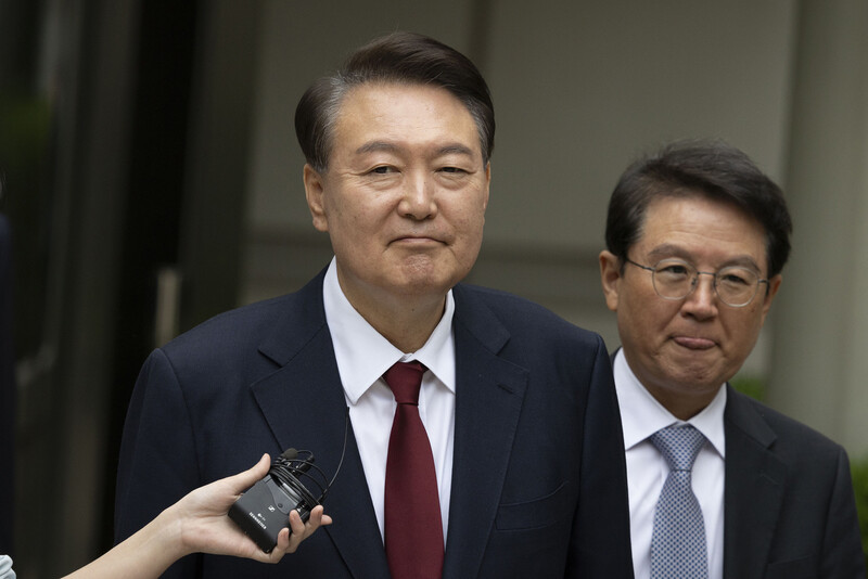 윤석열 전 대통령이 19일 정오 서울 서초구 중앙지방법원에서 열린 내란 우두머리 혐의, 직권남용 권리행사방해 혐의 사건 4차 공판의 오전 재판 종료 후 점심 식사를 위해 나서며 취재진의 질문을 받고 있다. 사진공동취