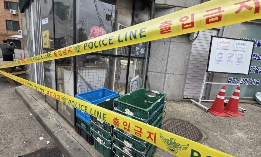 19일 오전 흉기 피습 사건이 일어난 경기도 시흥시 정왕동의 한 편의점 앞에 폴리스라인이 쳐있다. 이정하 기자