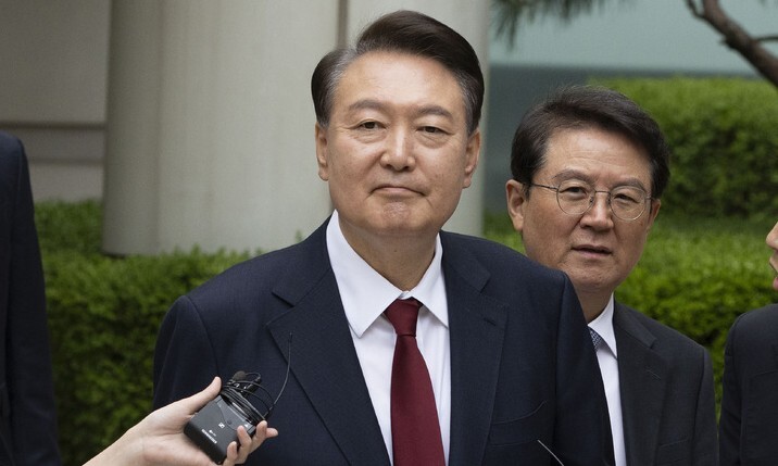 윤석열 전 대통령이 19일 서울 서초구 서울중앙지방법원에서 열린 내란 우두머리 혐의, 직권남용 권리행사방해 혐의 사건 4차 공판의 오전 재판 종료 뒤 점심 식사를 위해 나서며 취재진의 질문을 받고 있다. 사진공동취재