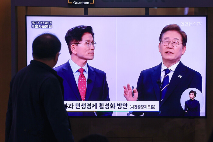 지난 18일 서울역 대합실에서 시민들이 제21대 대선 1차 후보자 토론회 중계방송을 지켜보고 있다. 연합뉴스
