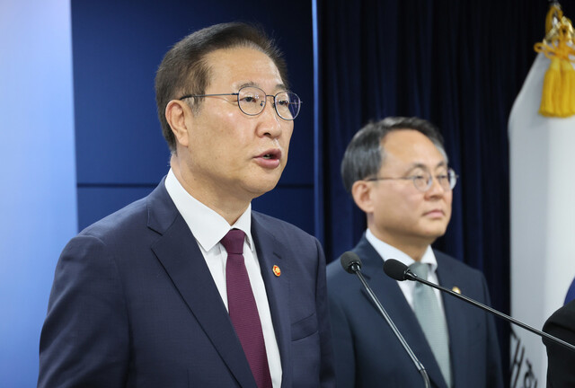 박성재 법무부 장관(왼쪽)과 고기동 행정안전부 장관 직무대행이 12일 서울 종로구 정부서울청사에서 제21대 대통령선거 관련 대국민 담화문을 발표하고 있다. 연합뉴스