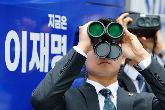 이재명 더불어민주당 대통령 후보 집중 유세를 앞둔 19일 서울 용산역 광장에서 경호원들이 경계 근무를 하고 있다. 연합뉴스