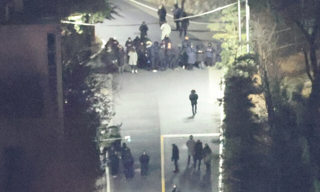 12·3 내란사태를 수사 중인 공조수사본부가 윤석열 전 대통령 체포를 시도한 지난 1월15일 새벽 서울 용산구 대통령 관저 정문 바리케이트가 뚫렸다는 소식에 경호처 직원들이 정문 인근으로 더 모여들고 있다. 김혜윤 