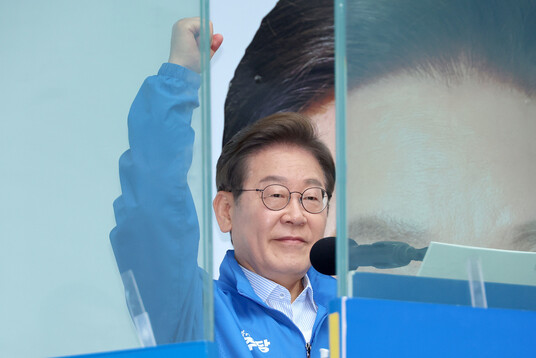 이재명 더불어민주당 대선 후보가 20일 경기 의정부 로데오거리에서 열린 유세에서 시민들에게 지지를 호소하고 있다. 연합뉴스