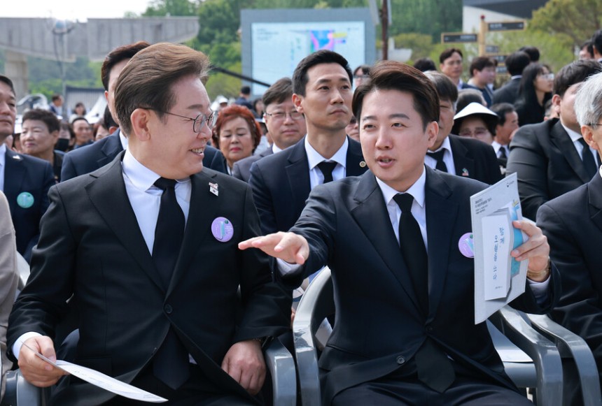 더불어민주당 이재명 대선후보와 개혁신당 이준석 대선 후보가 18일 광주광역시 북구 국립 5·18민주묘지에서 열린 5·18민주화운동 45주년 기념식에서 대화하고 있다. 연합뉴스