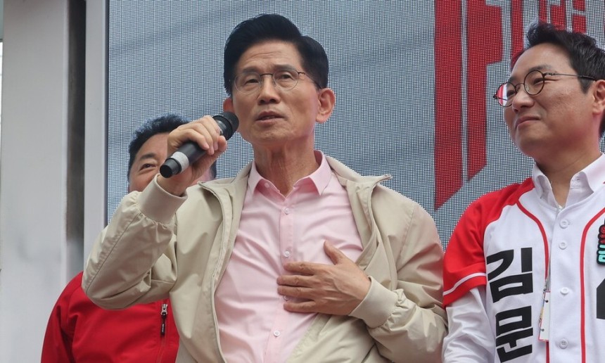 김문수 국민의힘 대통령 후보가 20일 오후 서울 강서구 남부골목시장 입구에 마련된 유세차량에 올라 자신은 방탄복을 입지 않았다고 발언하고 있다. 공동취재사진