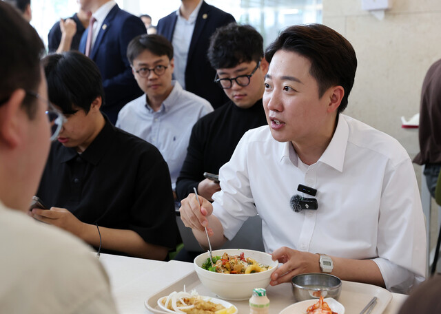 이준석 개혁신당 대통령 후보가 20일 광주 북구 전남대학교에서 진행한 ‘학식먹자 이준석’ 행사에서 학생들과 점심을 먹으며 대화를 나누고 있다. 연합뉴스