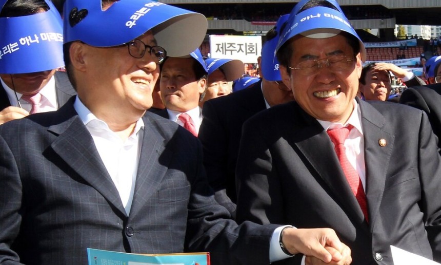 2011년 10월 18일 당시 한나라당 홍준표 대표와 민주당 박지원 전 원내대표가 ‘범외식인 10만인 결의대회\'에 참석해 대화할 때의 모습. 연합뉴스