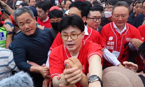 한동훈 전 국민의힘 대표가 20일 오후 부산 수영구 광안리해수욕장을 찾아 지지자들과 인사하고 있다. 한 전 대표는 공식 선거운동 시작 이후 이날 처음으로 현장유세에 나섰다. 연합뉴스