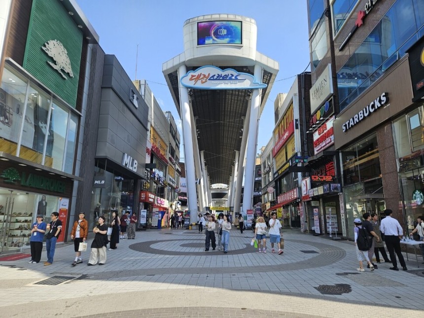 20일 오전 대전 중구 으능정이 거리 들머리. 이곳에서 이재명 더불어민주당 대통령 후보와 김문수 국민의힘 후보가 유세를 벌였다. 류석우 기자